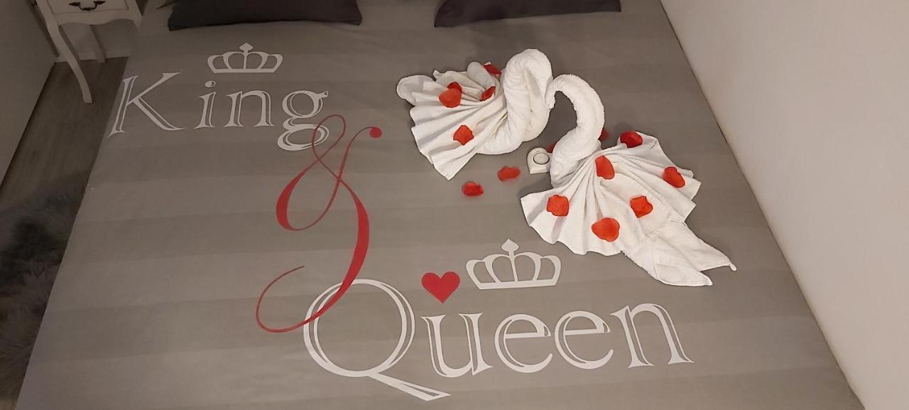 King&Queen Kastela Bagian luar foto